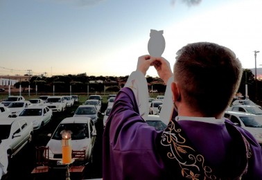 Bispo diocesano pede que padres optem por missas em sistema drive-in